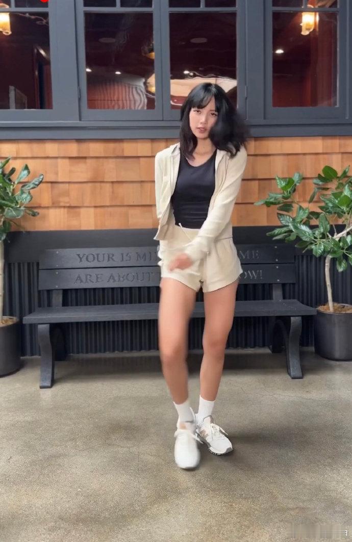 #Lisa新歌cha# lisa这么快就拍新歌的cha了，这速度好快！ #Lis