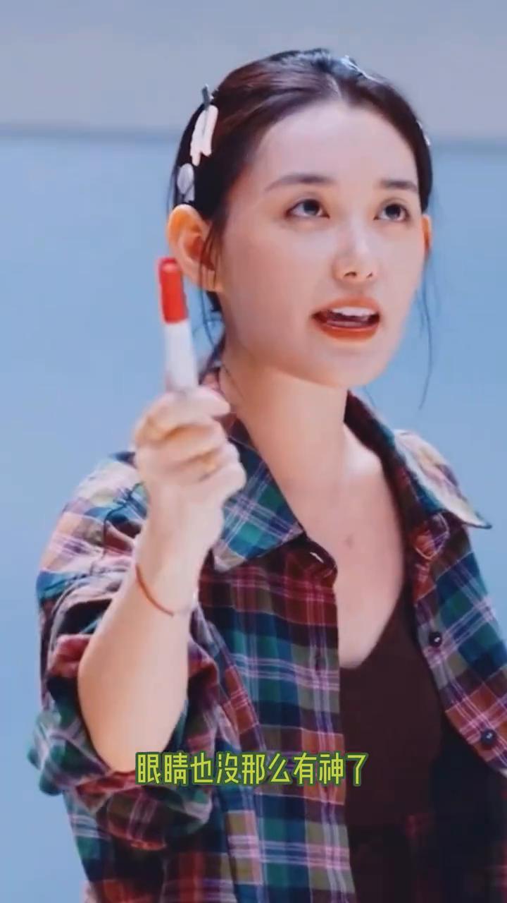 蒋依依怎么开始发腮了？现在的她也不能说不好看，但是一对比小时候记忆中的她，让人觉