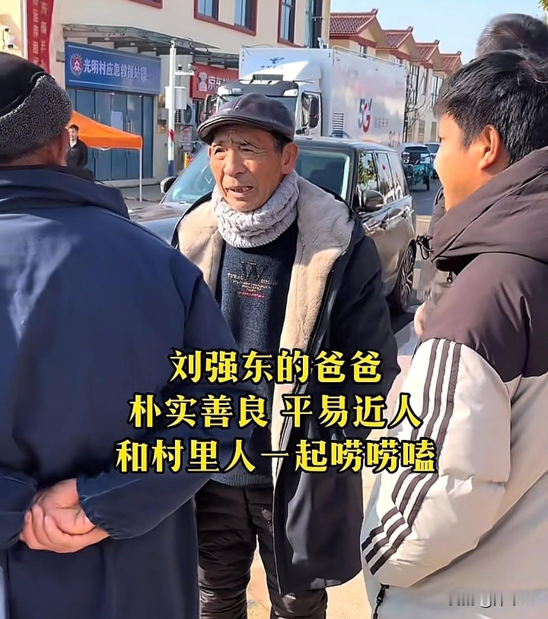 强子爸回村可比在城里好玩，大强子要回村发年货，强子爸比儿子先早点回去了，跟乡亲们