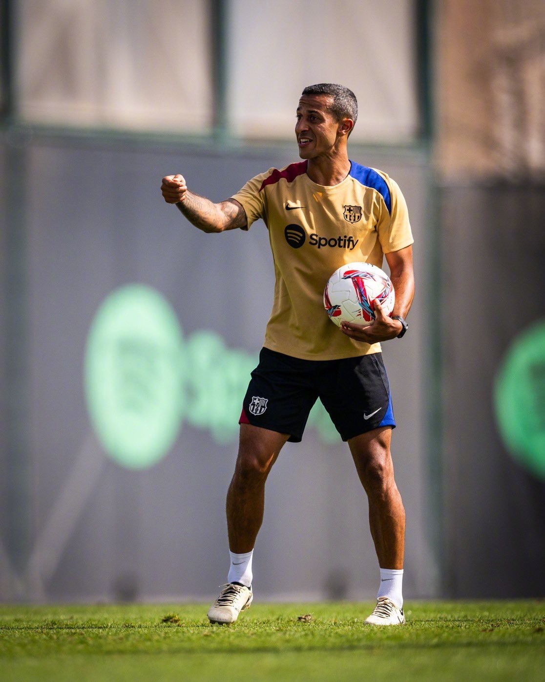 在美国训练期间，一名球员对自己在一次训练中的角色感到沮丧，并决定离开训练一会，而