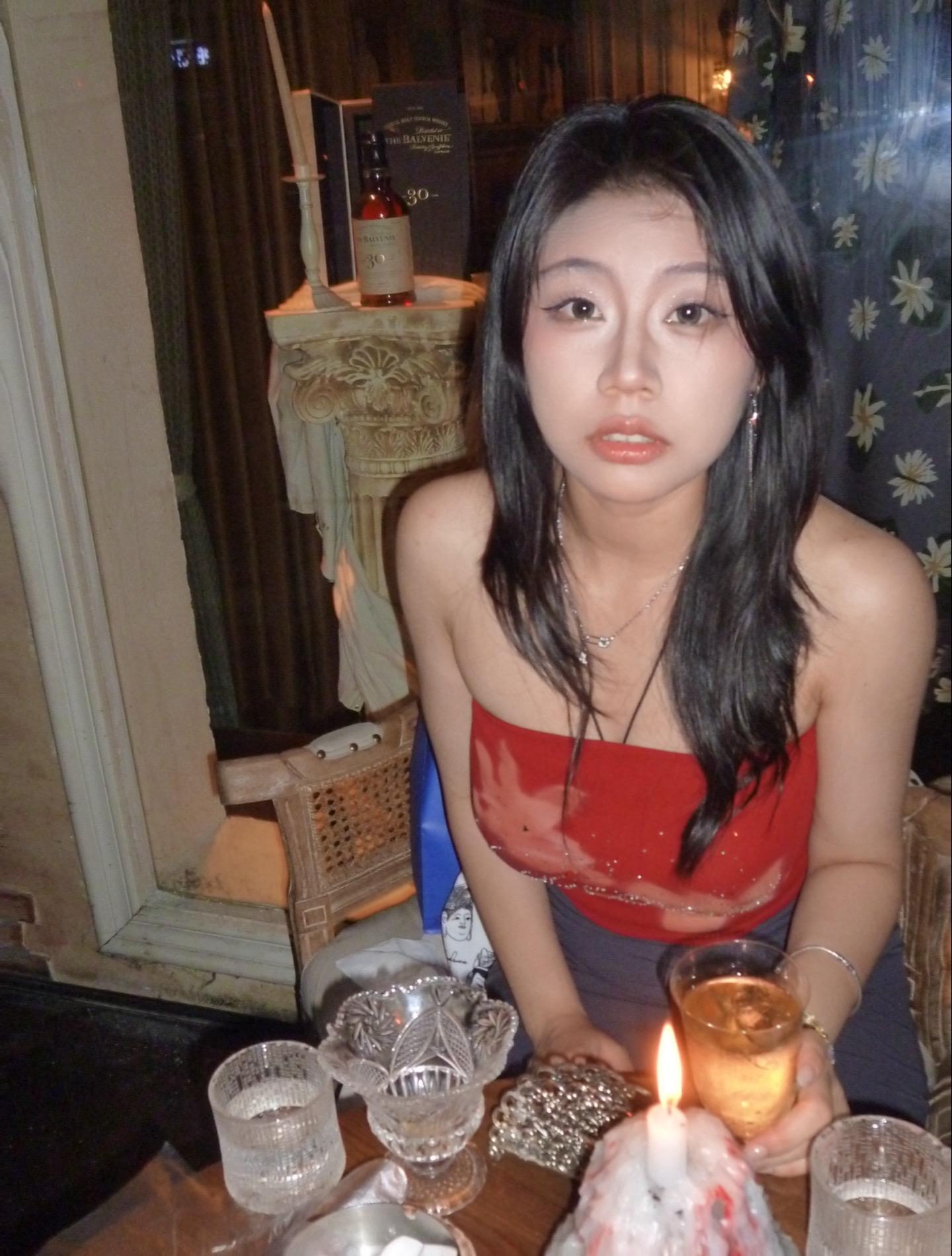 上班出差的忙里偷闲好幸福 背着电脑去酒吧和朋友见面如何呢