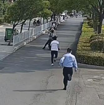 近日江苏徐州街头上演超燃一幕，全程监控完整记录下来，经央视财经转发后，收获无数网