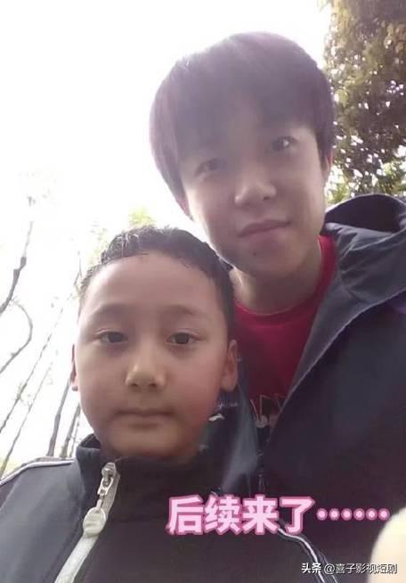 🏓王楚钦赛场外暖心一幕！近日，有网友晒出王楚钦与小朋友的合影，他不仅主动弯腰降