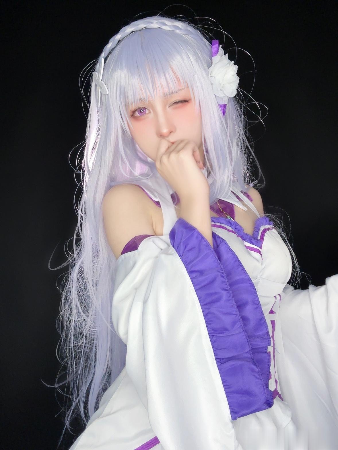 “❄️私 の 名 前 は エ ミ リ ア。た だ の エ ミ リ ア よ。❄️”