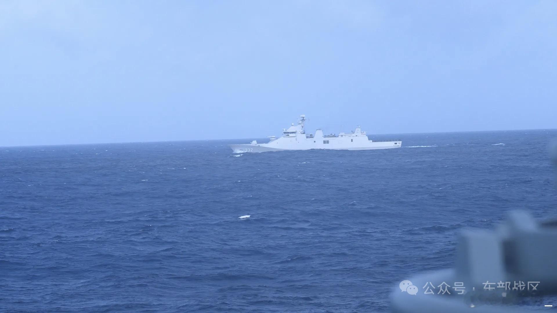 中国海军红河舰与印尼海军“莱”号护卫舰位台岛以东海域圆满完成通航演练，这是中外海