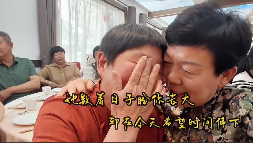 “都是坑大妈”从年长一辈的视角看到了杨增订婚的意义，也让无数网友感动的落泪，别人