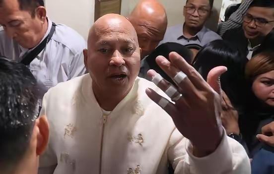 在出面支持莎拉“逆天改命”之后，菲律宾前警察头子“岩石”德拉罗萨被海军陆战队员持