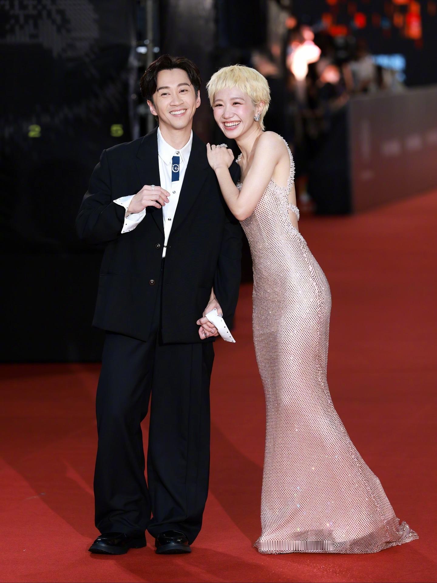 出席金钟奖 的新婚夫妇陈汉典与妻子-本届金钟奖典礼主持 Lulu 黄路梓茵。Lu