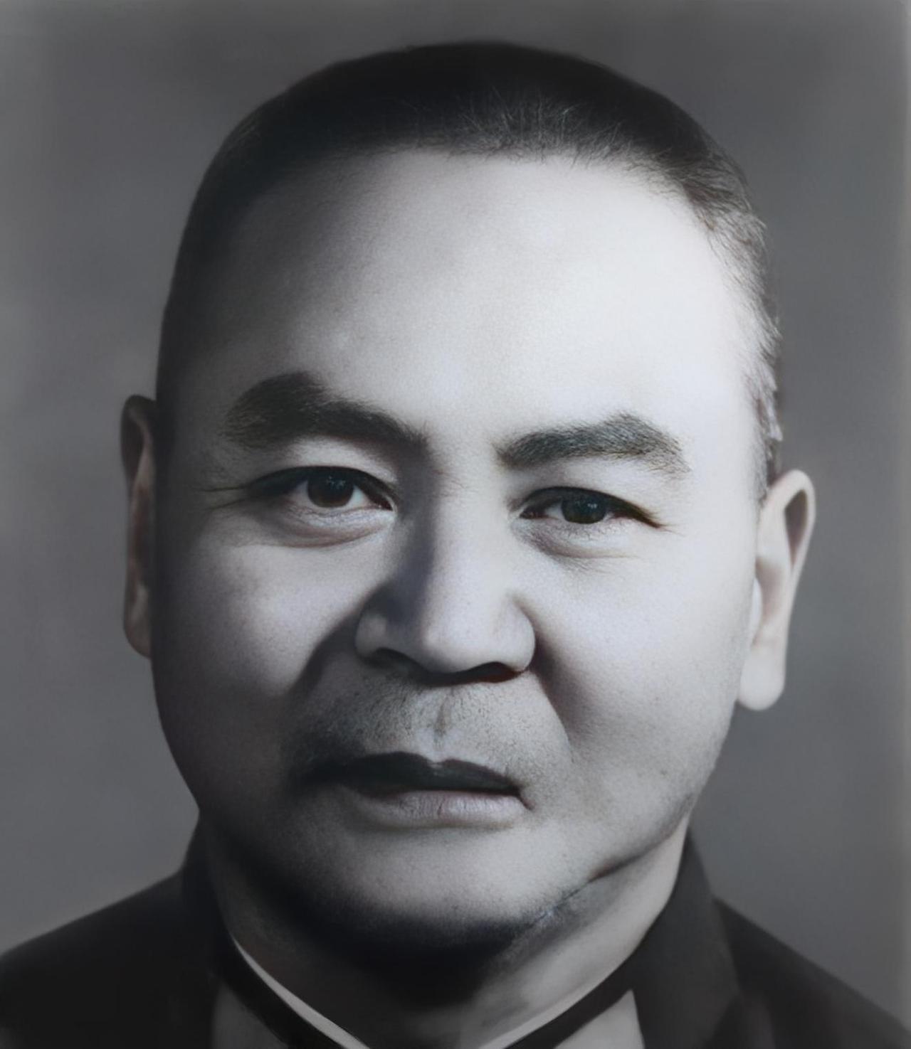 朱月华1922年生于江苏赣榆，1940年参加八路军，历经抗战、解放战争多场硬仗，