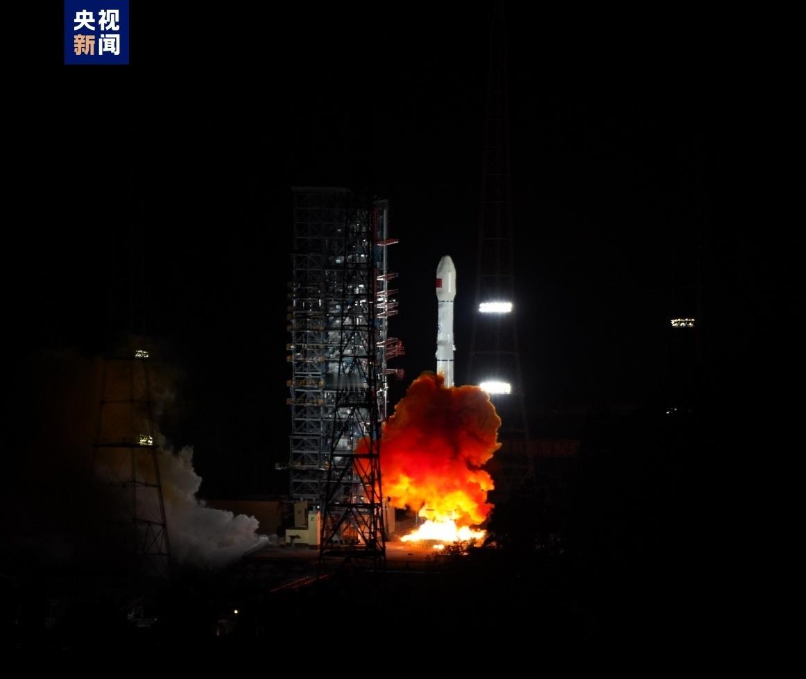 【我国成功发射卫星互联网高轨卫星】北京时间今天21时14分，我国在西昌卫星发射中