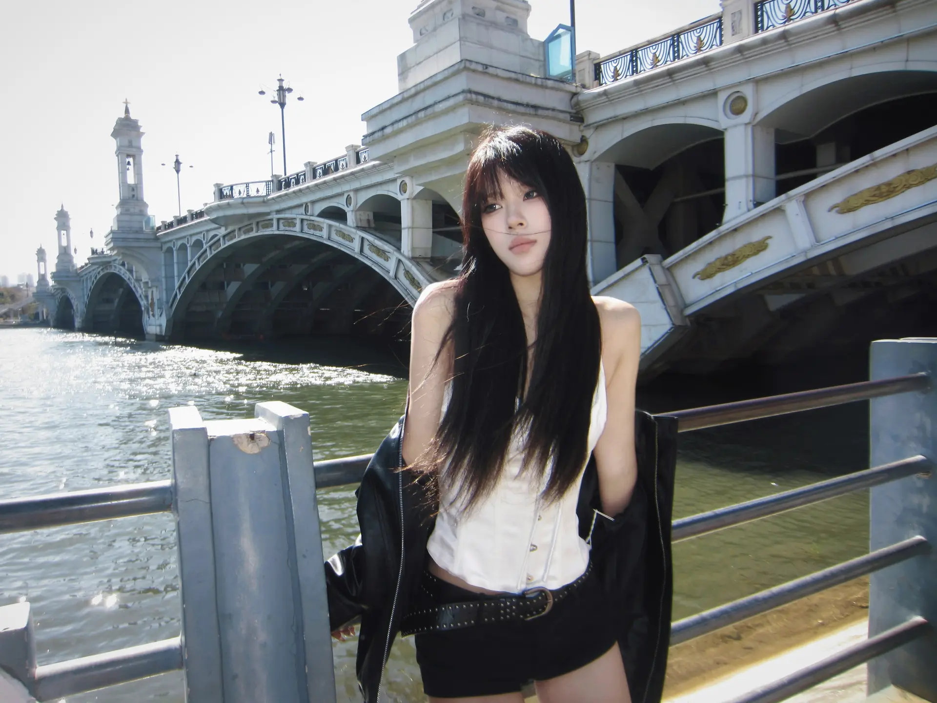 我好像被困在原地，看着身边人往前走，却迈不开脚步