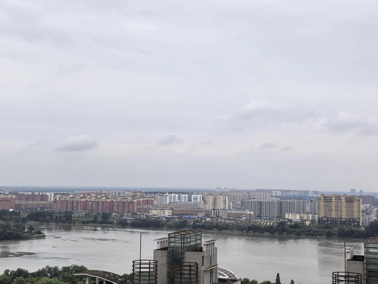 雨终于停了！
这几天的雨看来下得不小。

一个夏天白河二坝都没有放开，
就连上次