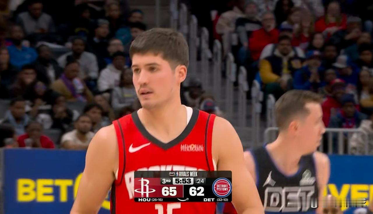 火箭超级新星谢波德又忽然间爆发了！在今天火箭客场挑战活塞的比赛中，目前双方的前三