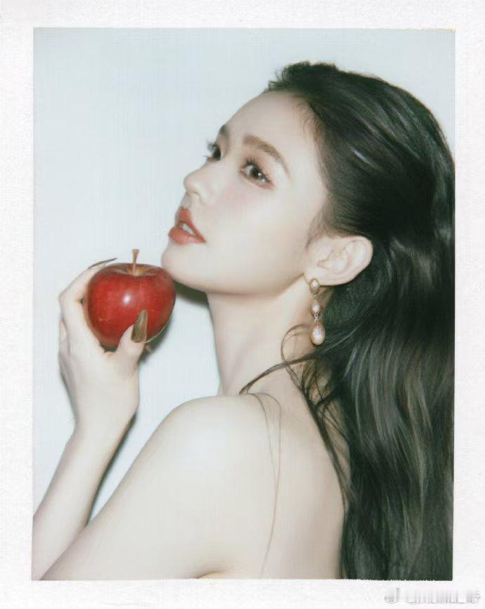 林允撕拉片 绝！林允美人鱼撕拉片太惊艳！背头勾勒出清冷气质，胶片里的她，仿佛深海