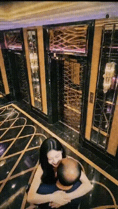 前一秒爱意满满依依不舍，后一秒满脸嫌弃刺挠不已！一看就是演戏的高手，这变脸比翻书