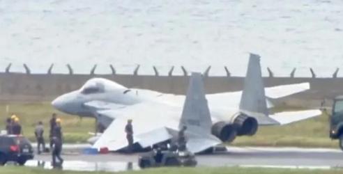 日本战斗机瘫了！
 
日本多家媒体发布快讯称，日航空自卫队一架F-15J型战斗机