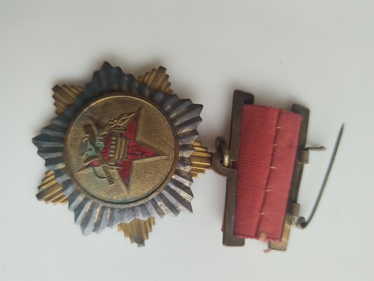 我家一直珍藏着一个奖章，是我父亲当兵的时候留下的，有知道这枚奖章是参加哪个战役获