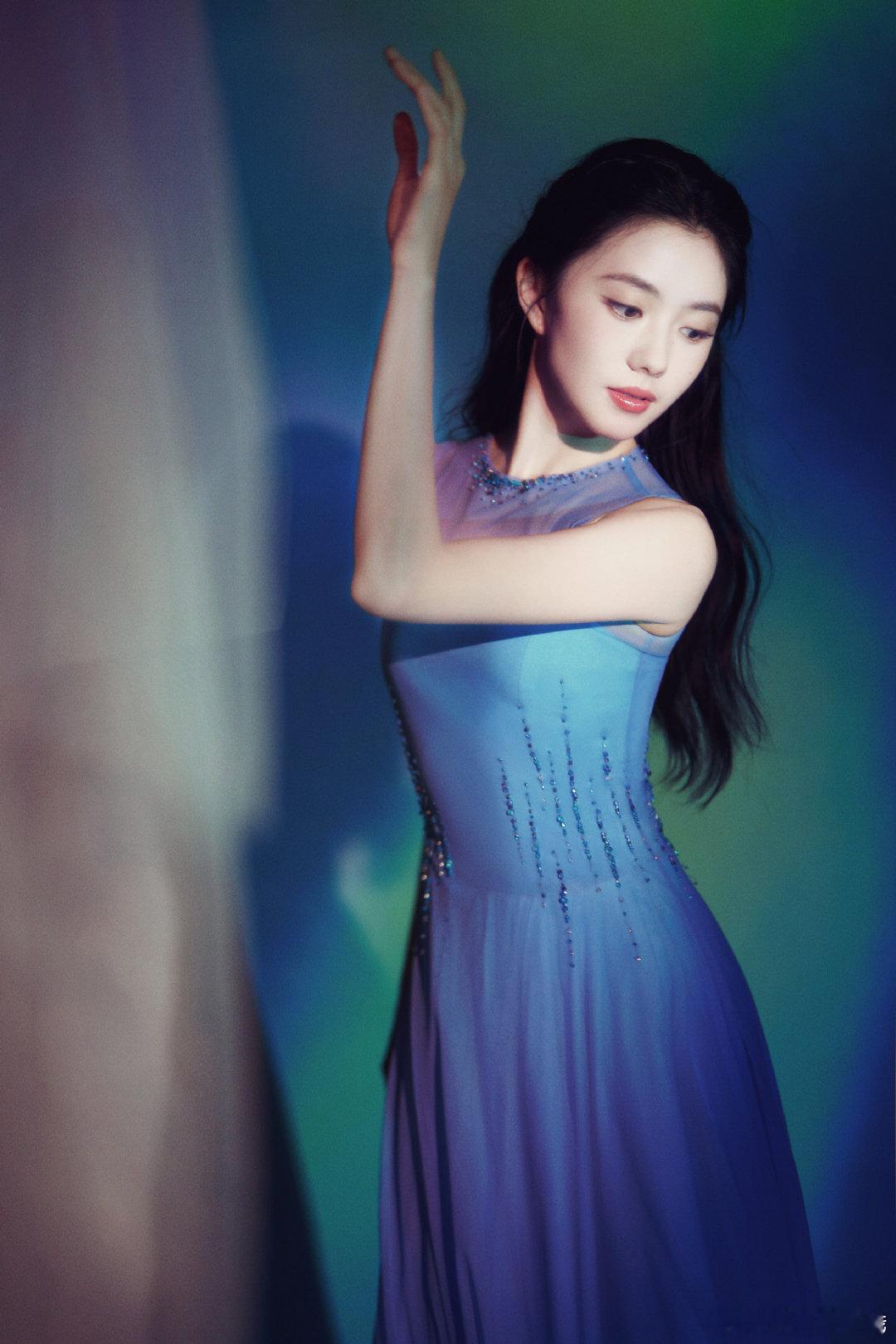 明星除夕祝福扎堆来了 除夕贺岁明星扎堆送福 金蛇献瑞，福满人间。在这个辞旧迎新的