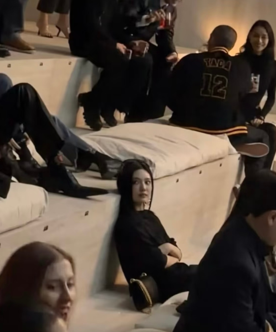 没人觉得宁艺卓这一幕很像在拍奢牌广告吗 松弛贵气感这块 