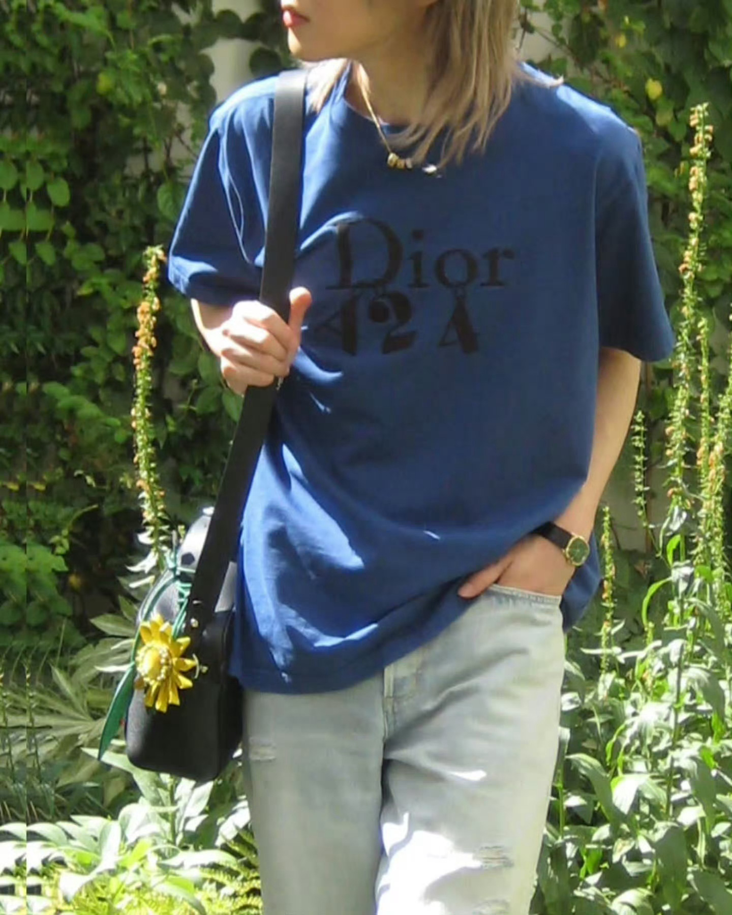 我旻有一种很难形容的气质，身上有坦荡利落的少年英骨，一抬眼、一屈膝又流露出浑然天