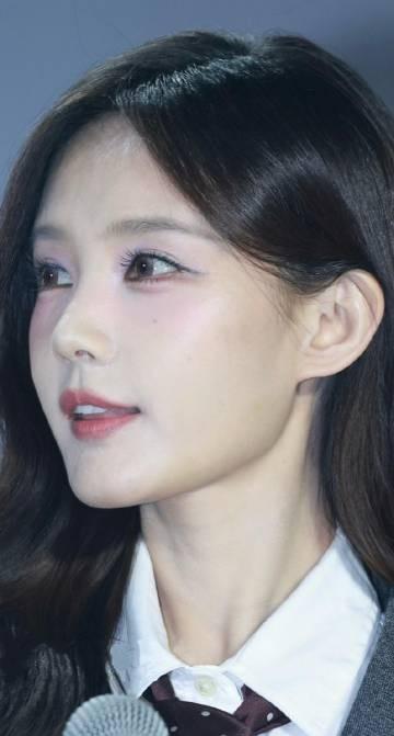 李一桐发写真，皮肤素到连滤镜都嫌累。
顺手@李荣浩：房给你，歌呢？
李荣浩回：歌