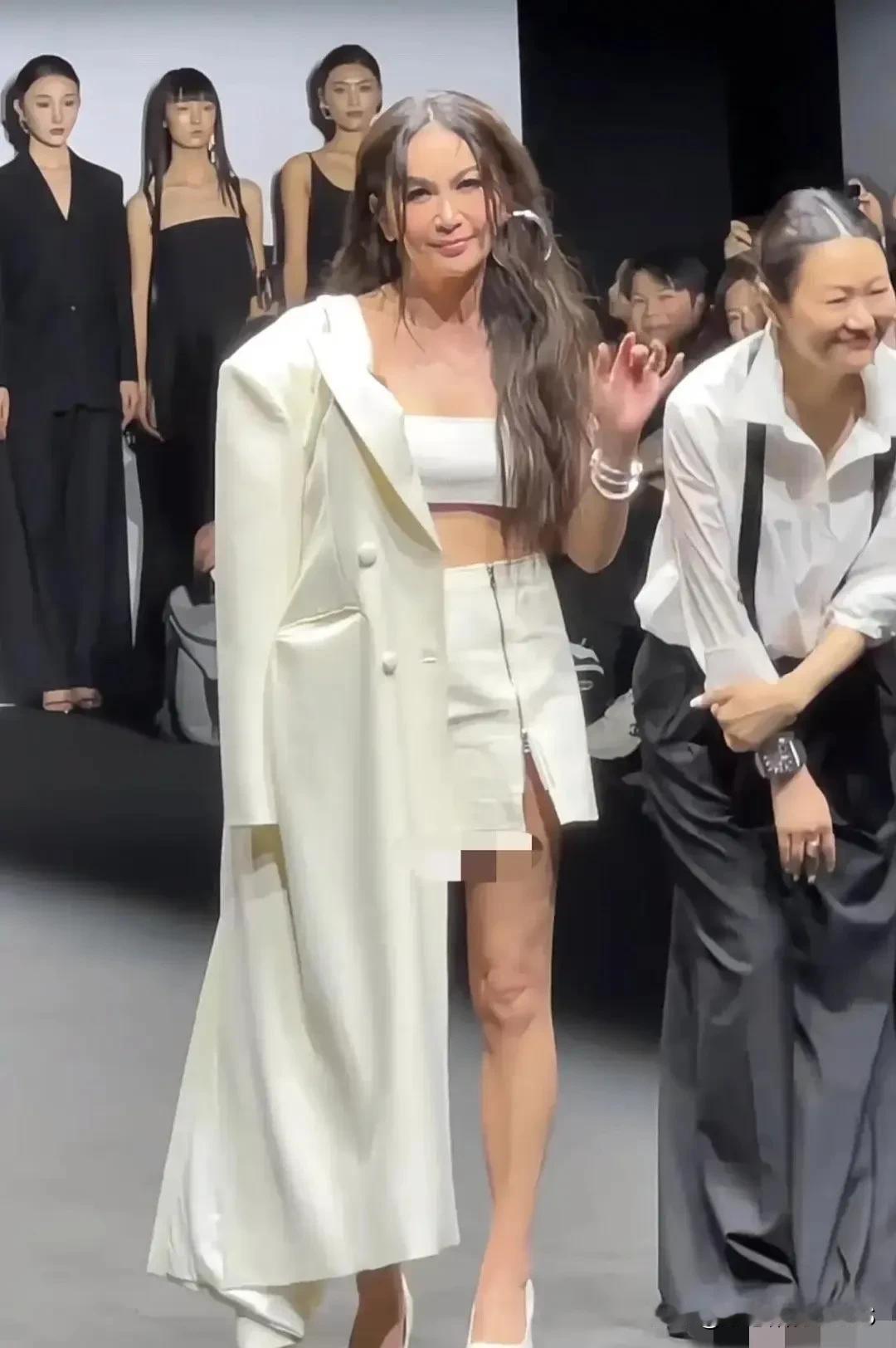 温碧霞的身材确实不错，但气质和脸部的科技感让人感觉有些不自然。相比之下，我更喜欢