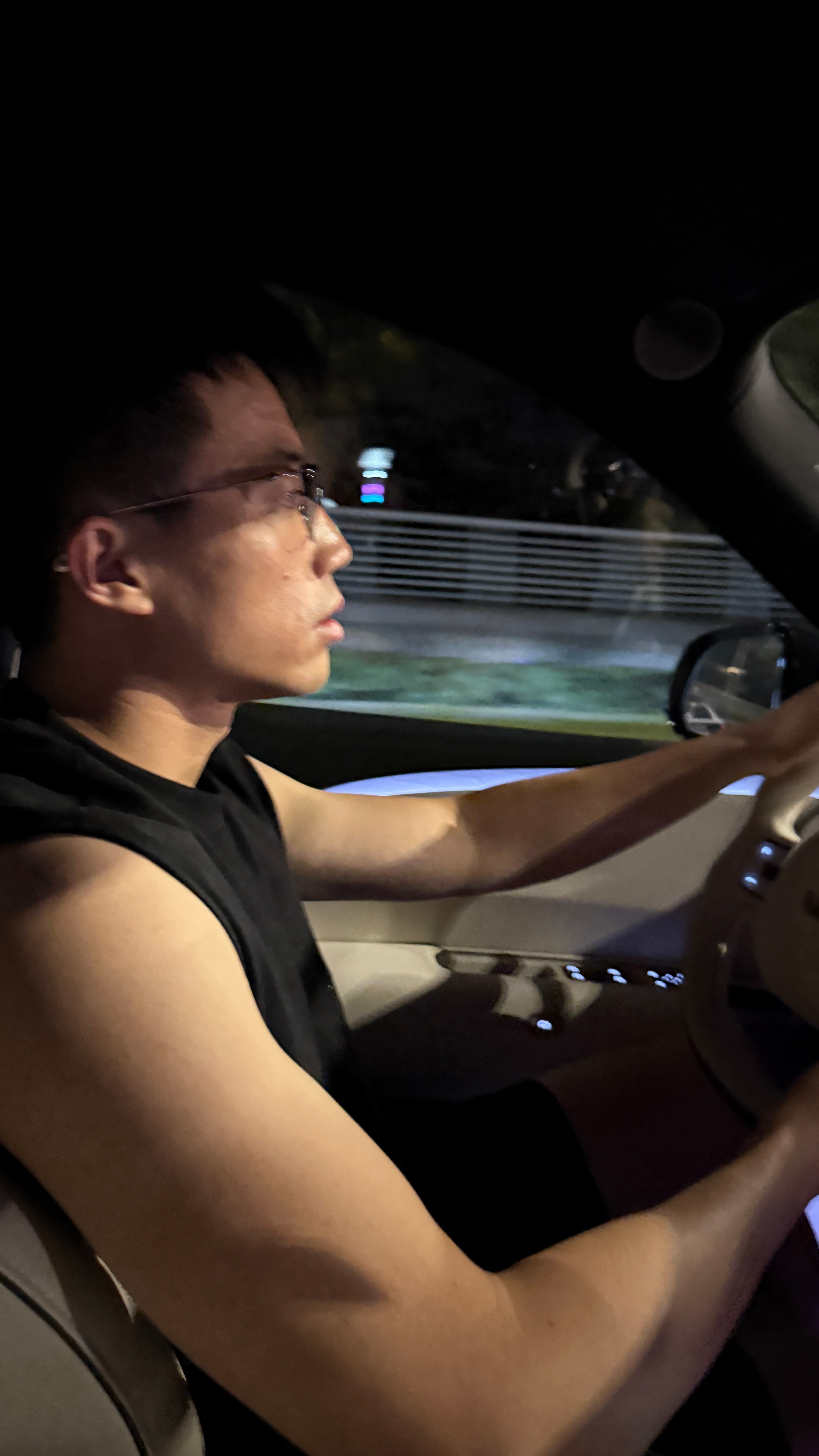 和我一起，他TM是一点都不笑啊。。。 