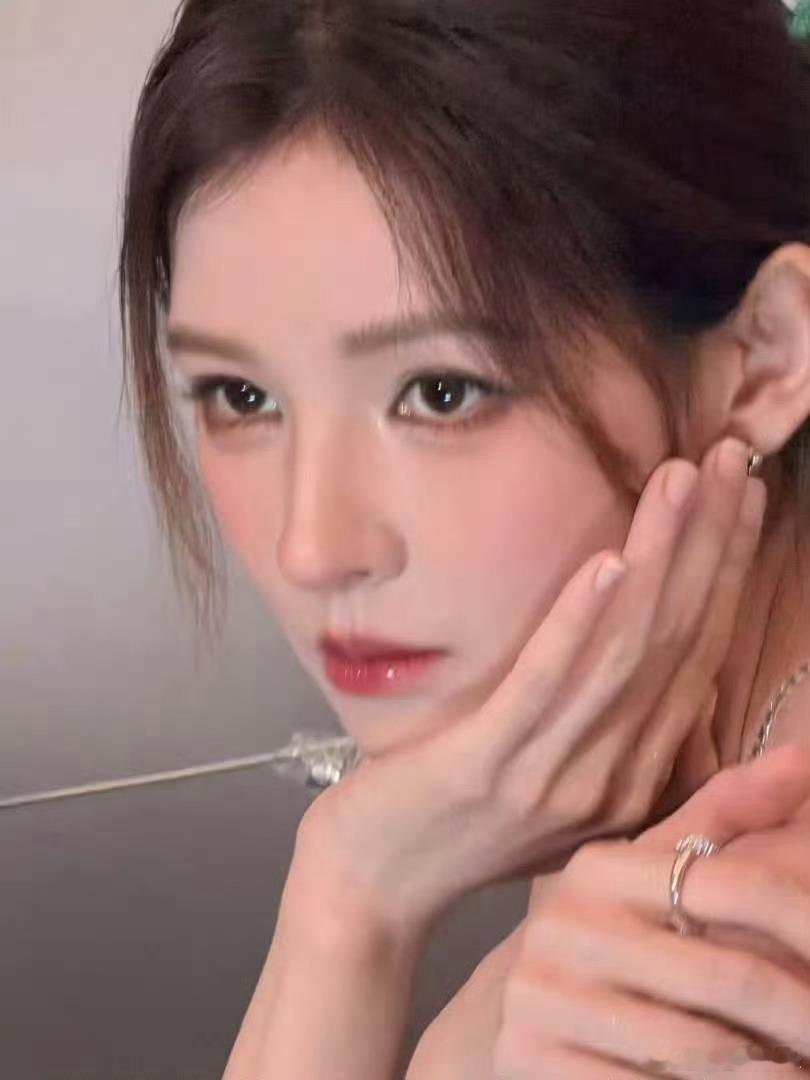 网友在上海和张予曦一起吃饭张予曦春日造型氛围感拉满小众探店路线爆出明星彩蛋网友私