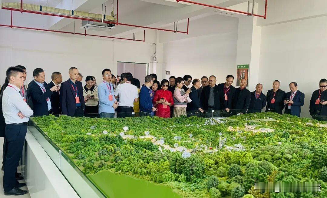 参加第七届世界客商大会的部分嘉宾到兴宁市黄槐镇岭南国防教育基地参观考察，他们盛赞