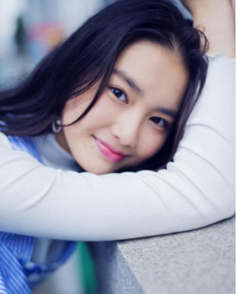 摄影真是门学问啊，不用的场景会给您不一样的感觉。
同样的女孩，这样看起来就很好看