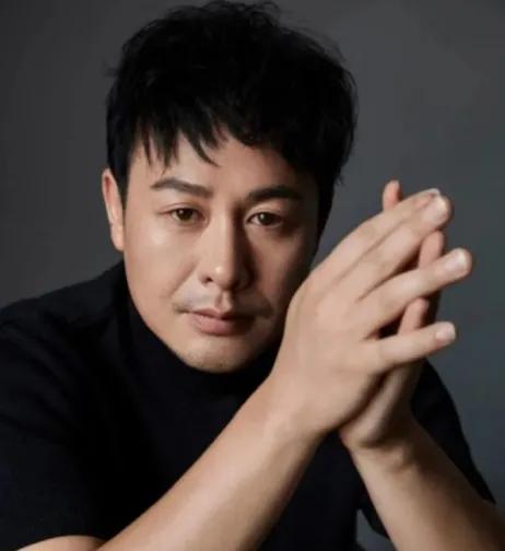 张颂文是骨头坏了！
 
最近，张艺谋导演又要出大制作了，在影迷的期待中，《坚如磐