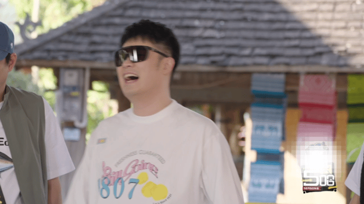 西双版纳学孔雀舞，鹿晗跟着老师跳跑偏，把队友王勉急得直喊“找我”，咱就是说鹿晗这