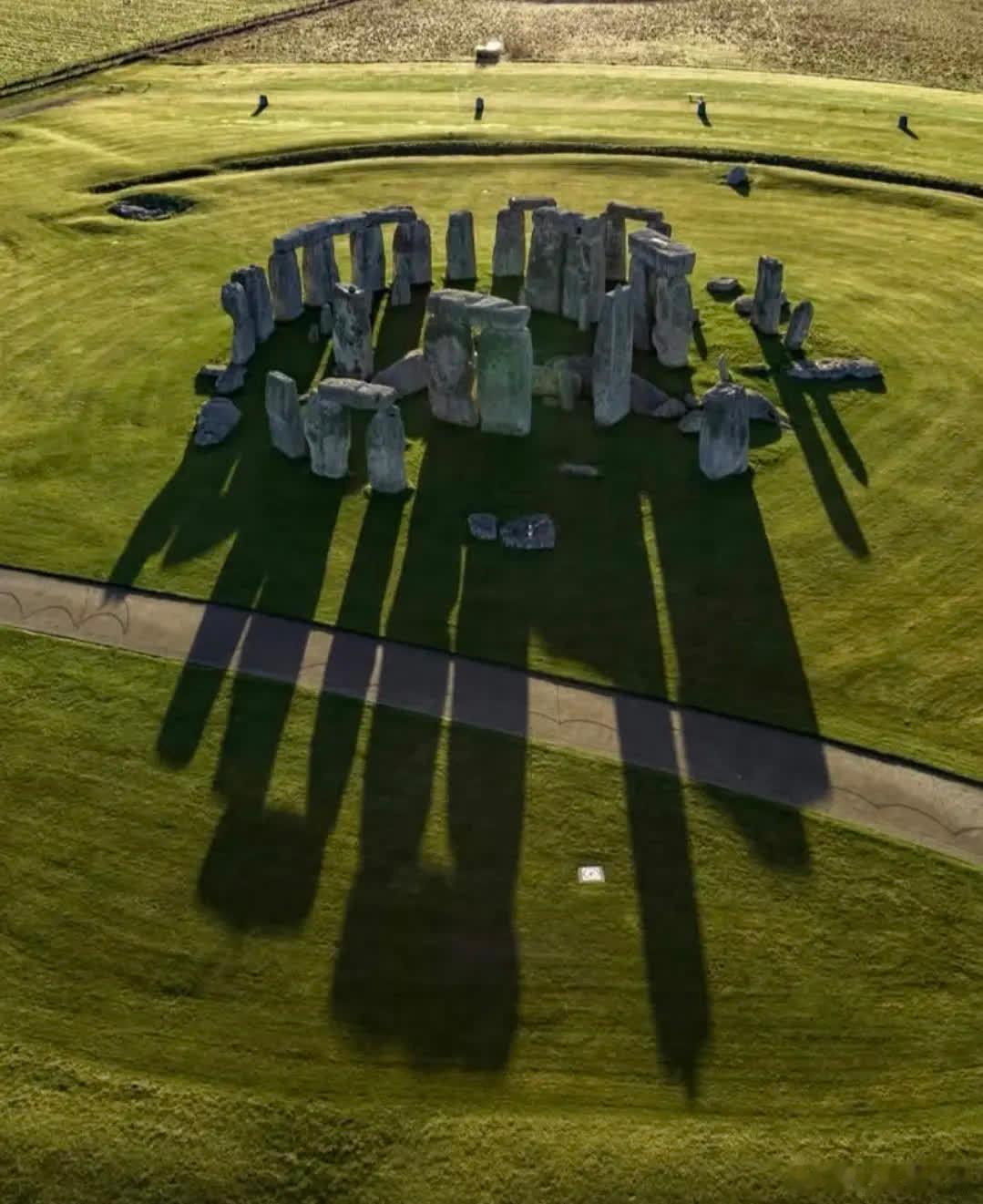 1906巨石阵现代人建造的吗？图1 1655巨石阵画图2 1906年空中视角图7