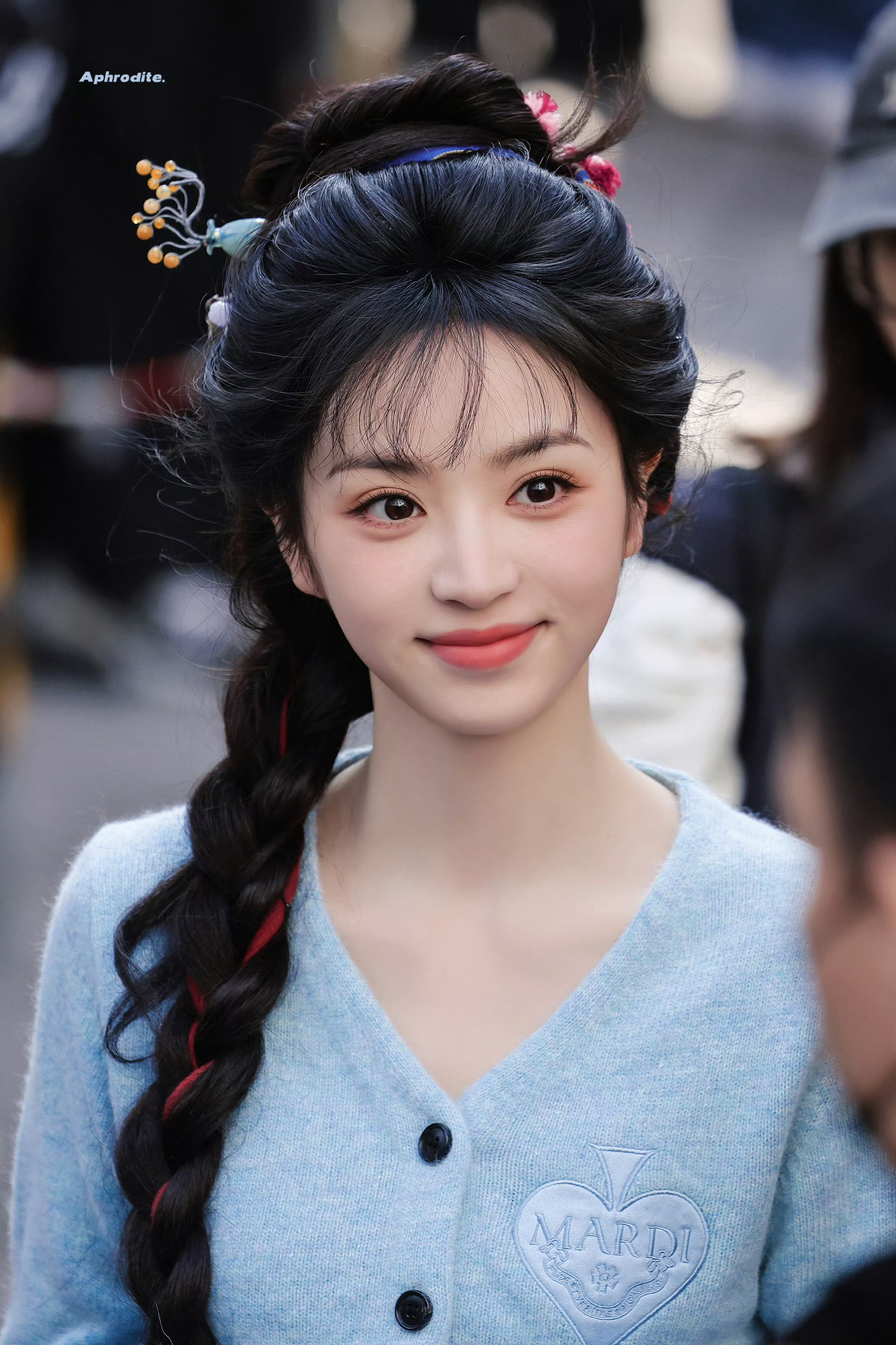 考古到逐玉拍摄期间小田宝宝的上班路透，真的是超级无敌可爱！！！眼睛圆圆大大的，也