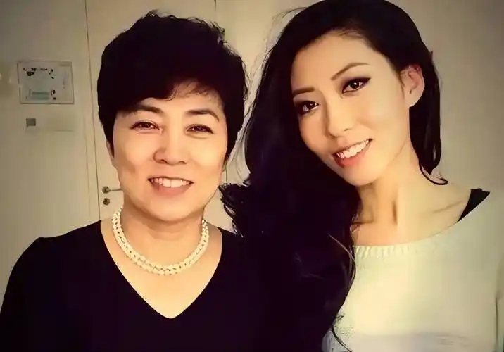 曲婉婷长期生活海外从未退还款项曲婉婷是2000年去加拿大留学的，到现在已经26年