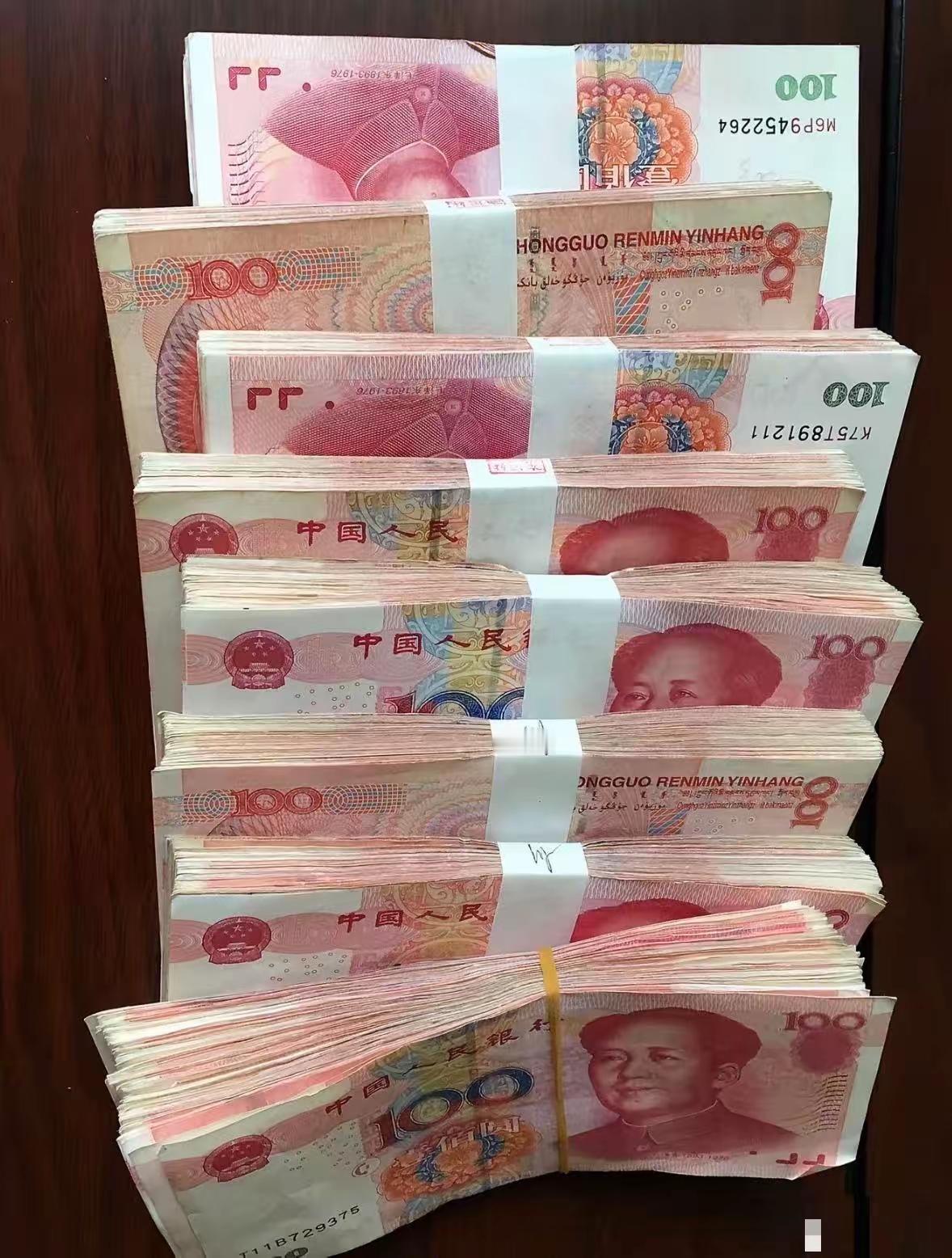 哥哥落魄借8万无人帮，妹妹偷偷接济，4年后还钱，一句话让哥哥寒心温情永存、冰冷一