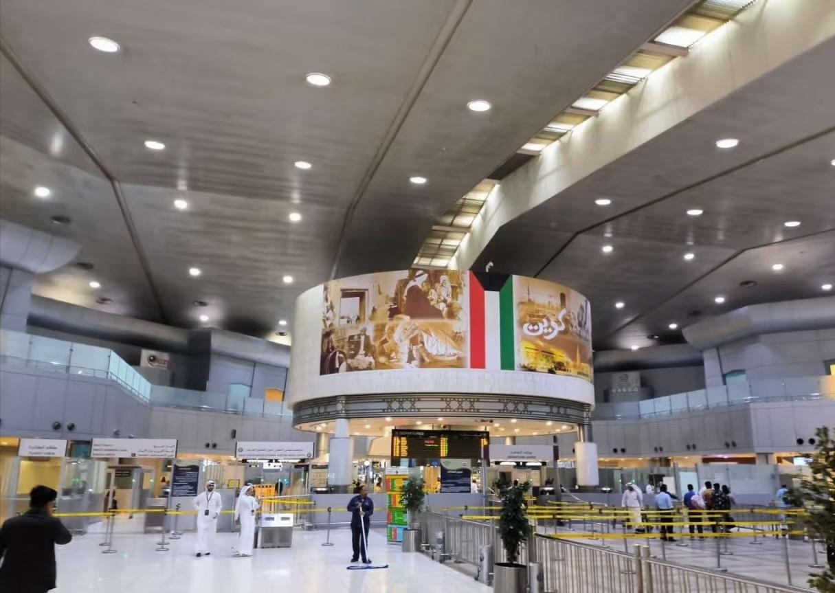 科威特机场被袭击，图一是被炸前的样子，图二是被炸后的样子。战争真的是残酷，希望人