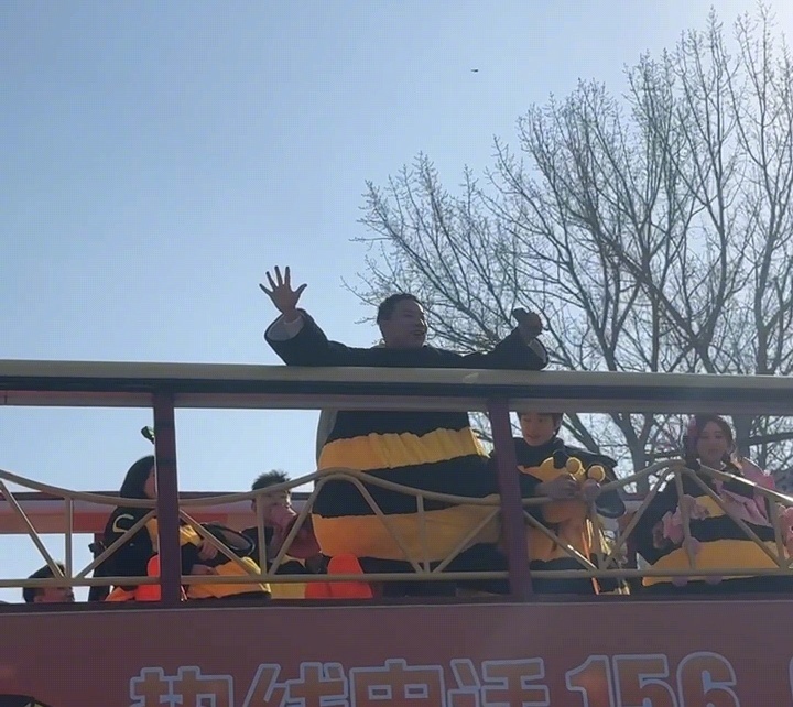 魏大勋比心好看徐志胜比心好笑  魏大勋饭撒比心，粉丝尖叫快掀翻屋顶！结果徐志胜一