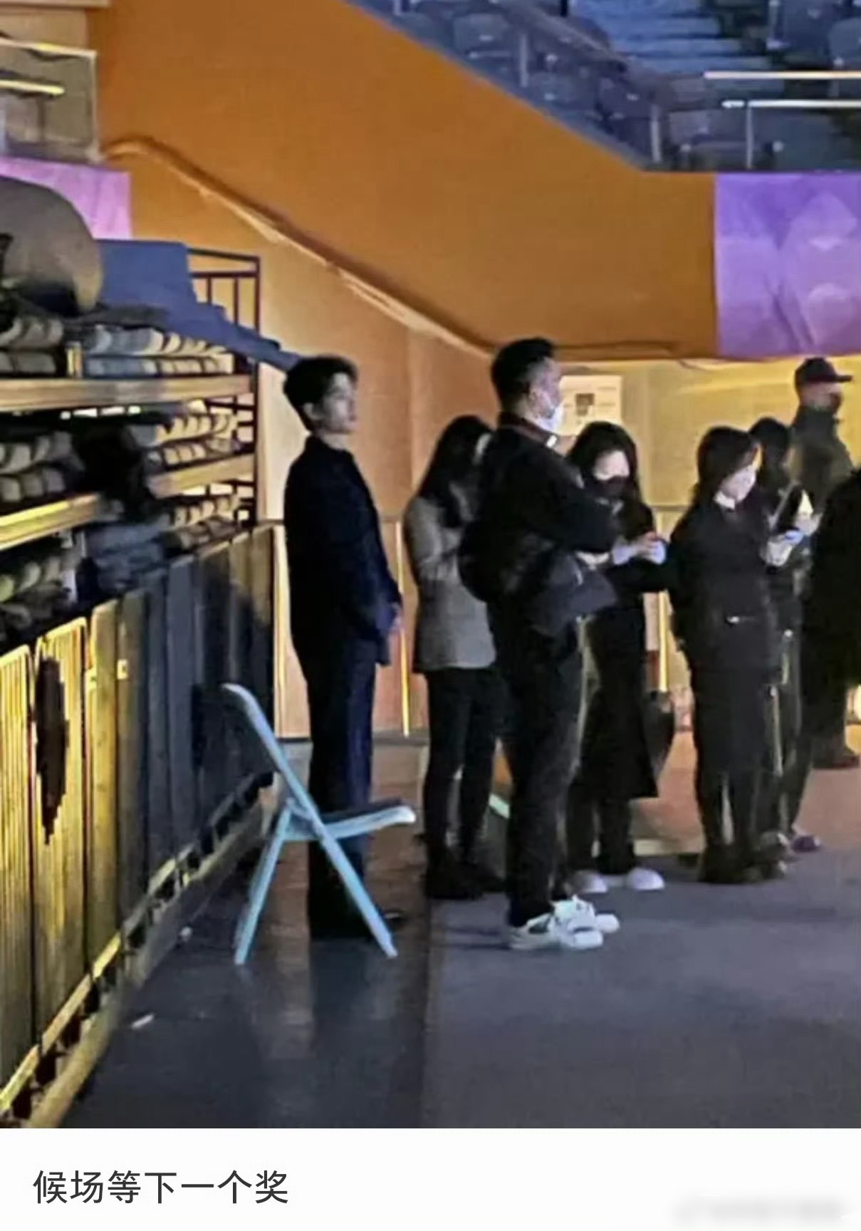 肖战发言哽咽了谁家king站着领奖啊微博之夜