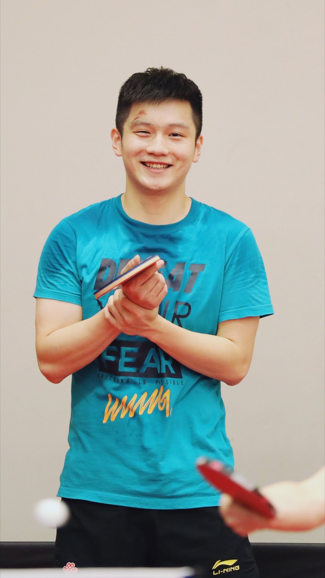 额头受伤，看着都心疼，也掩盖不了那张帅气的脸