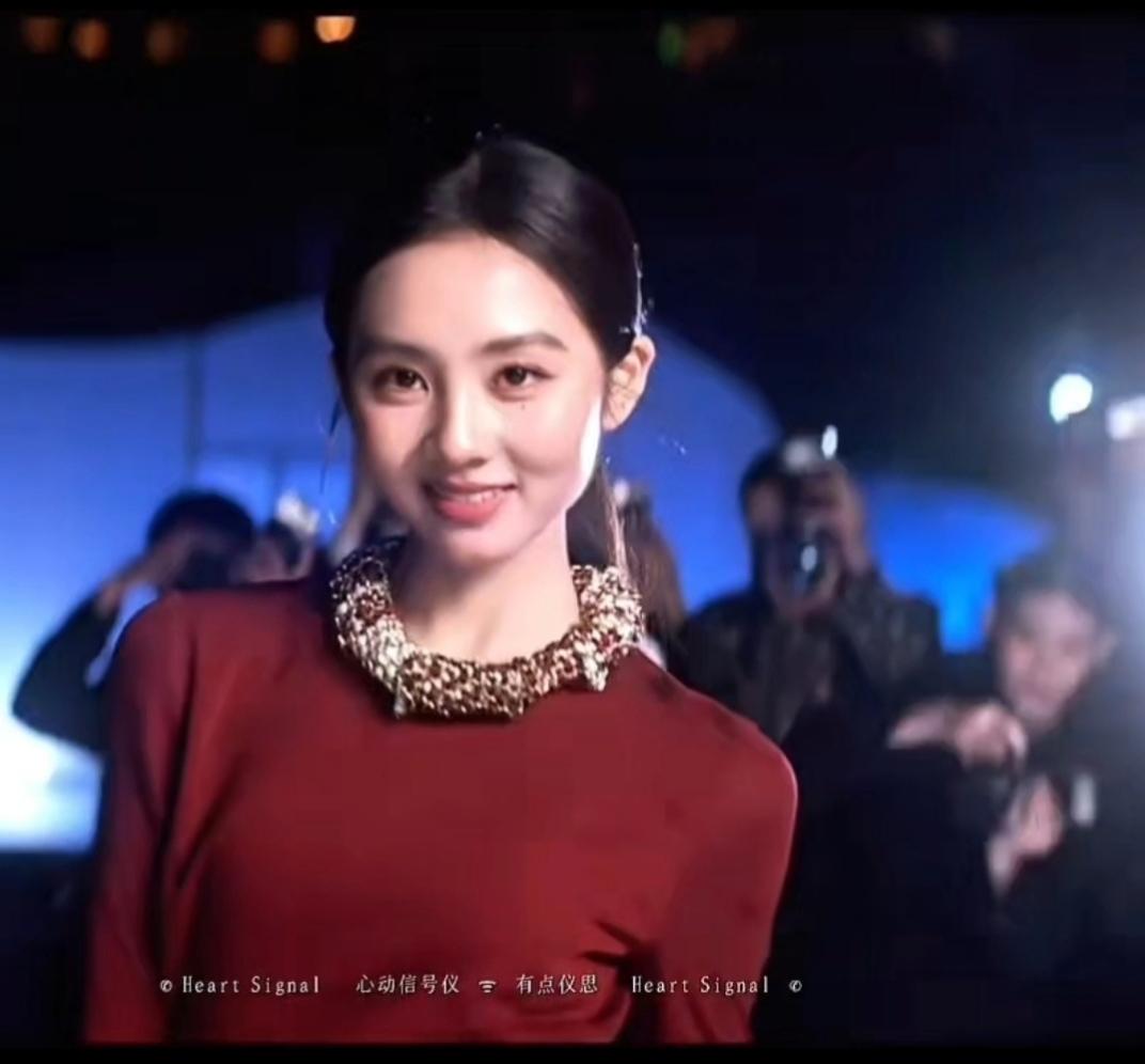 总觉得黄多多还小着呢，对她的印象一直停留在《爸爸去哪儿》中的那个小姐姐，转眼间，
