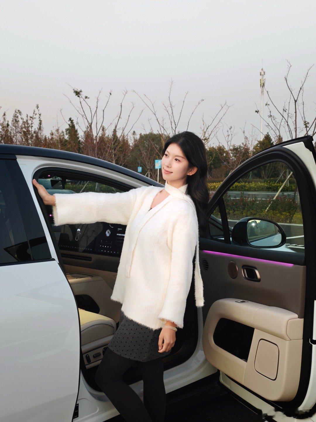 冬天冷到跺脚！但理想i6是我的“行走大暖炉”今天的行程是“移动放空局”，白毛衣和