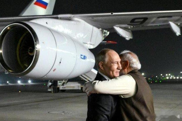 凤凰新闻【莫迪给出最高礼遇，热情拥抱后，普京一句话，印度心凉了半截】莫迪给出最高