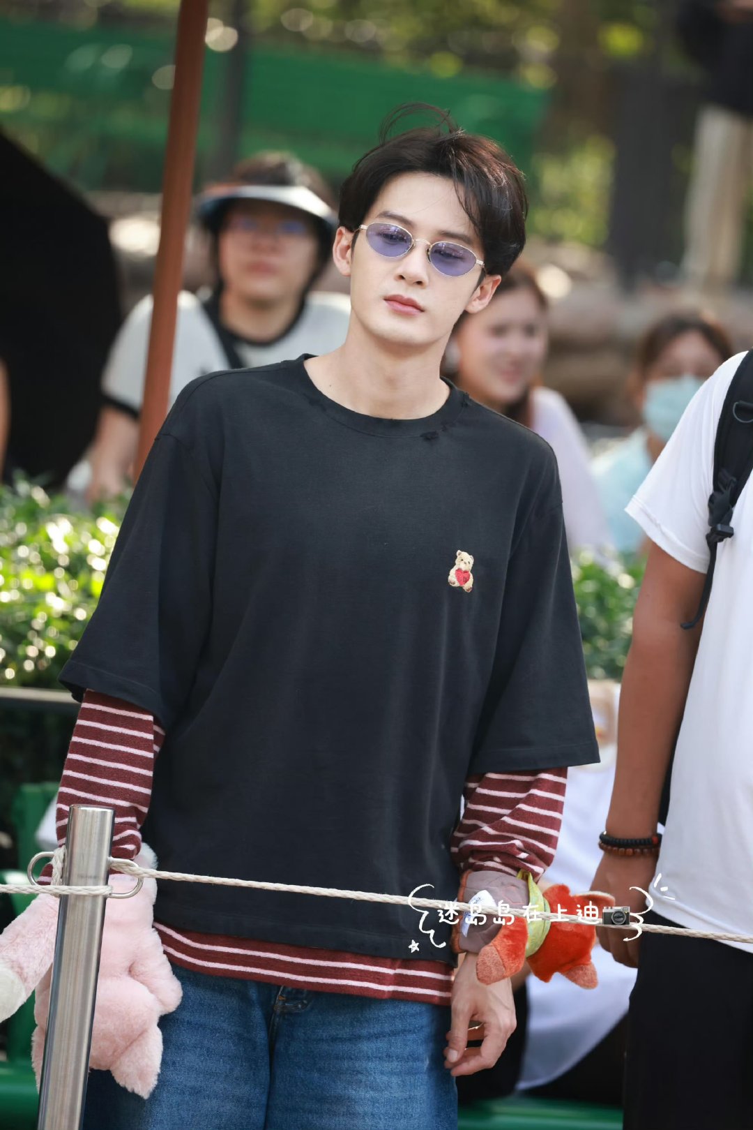 檀健次积极互动中檀健次台上的台下的都是巨星台上是气场全开的巨星，线下花车现场积极