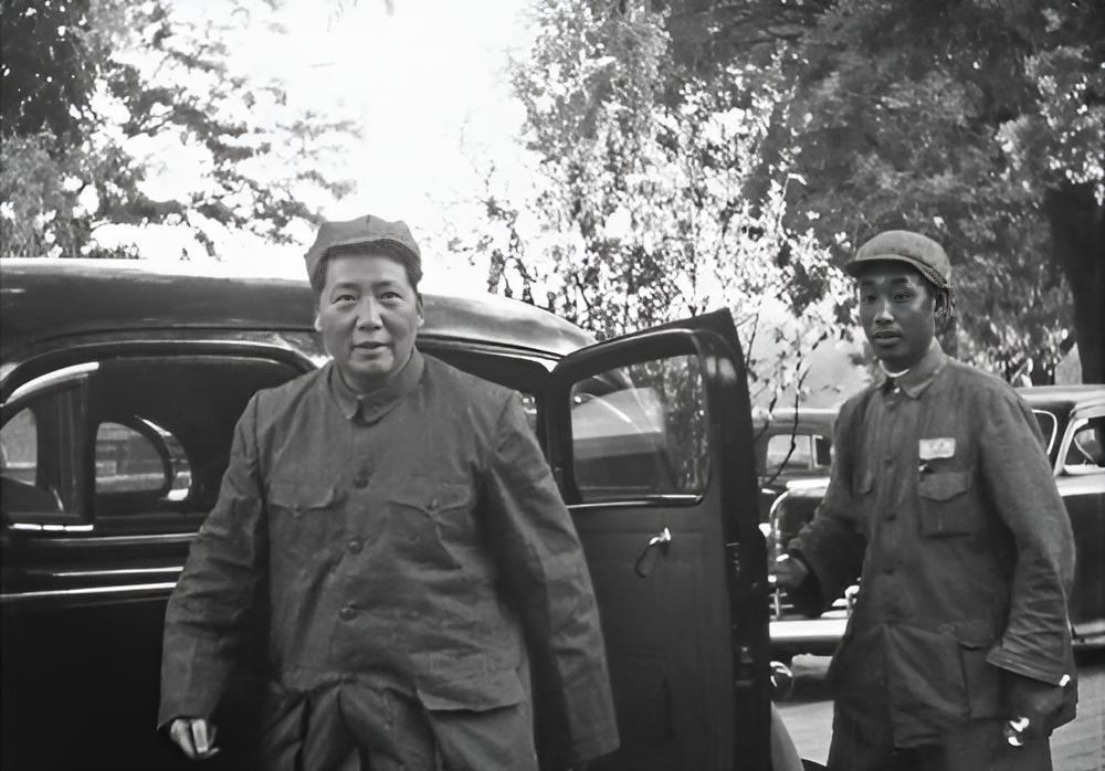 1945年重庆，他给蒋介石开了七年车，只为毛泽东握了四十天方向盘。却从一个习惯断