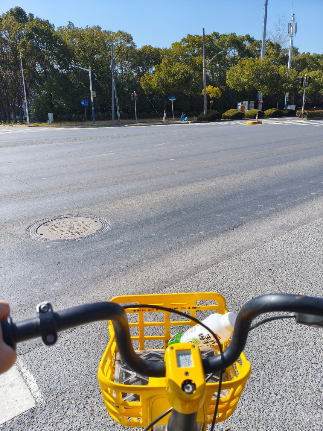 喜欢骑自行车的，在上海是真有福了，三天骑了有30公里。。。。。