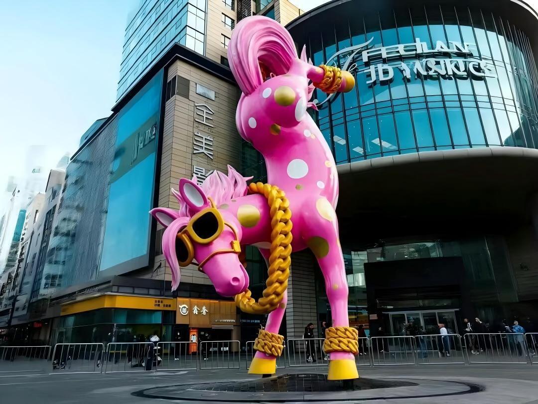 2026 年开年第一桩荒诞剧：雕塑“头逆马”被拆除
该雕塑马的头部朝下、身体倒立