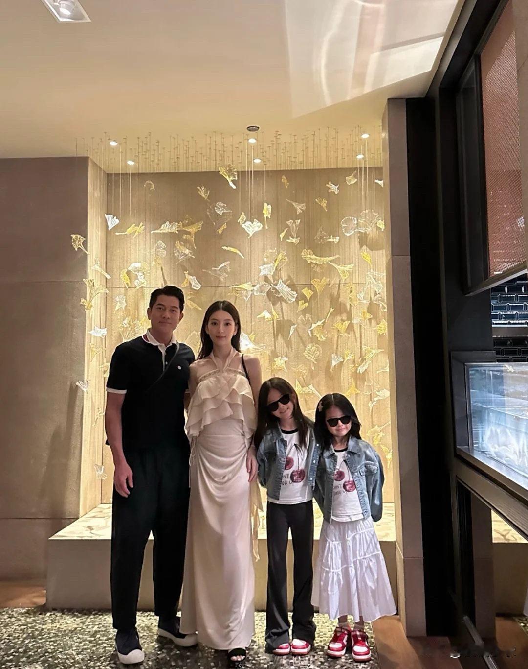 郭富城带着两个女儿为老婆方媛庆祝38岁生日，一家人到高级餐厅吃饭，有钱人过一个生
