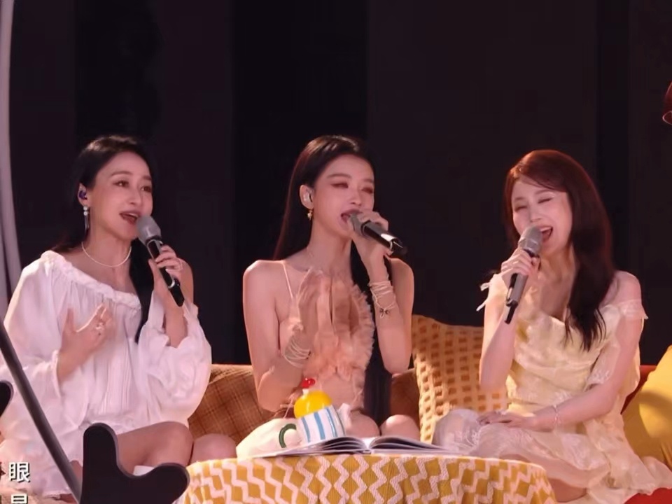 孙怡组真唱孙怡、张慧雯、赵子琪全开麦真唱舞台太真诚！虽有小瑕疵却全程脱稿用心演绎