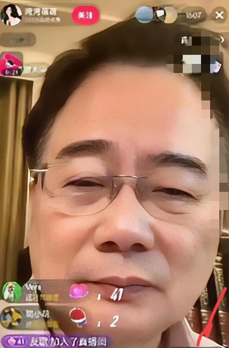 蔡正元正在直播内容，外甥女突然连麦进来，
​急吼着让他“闭嘴”，称全家怕他惹祸